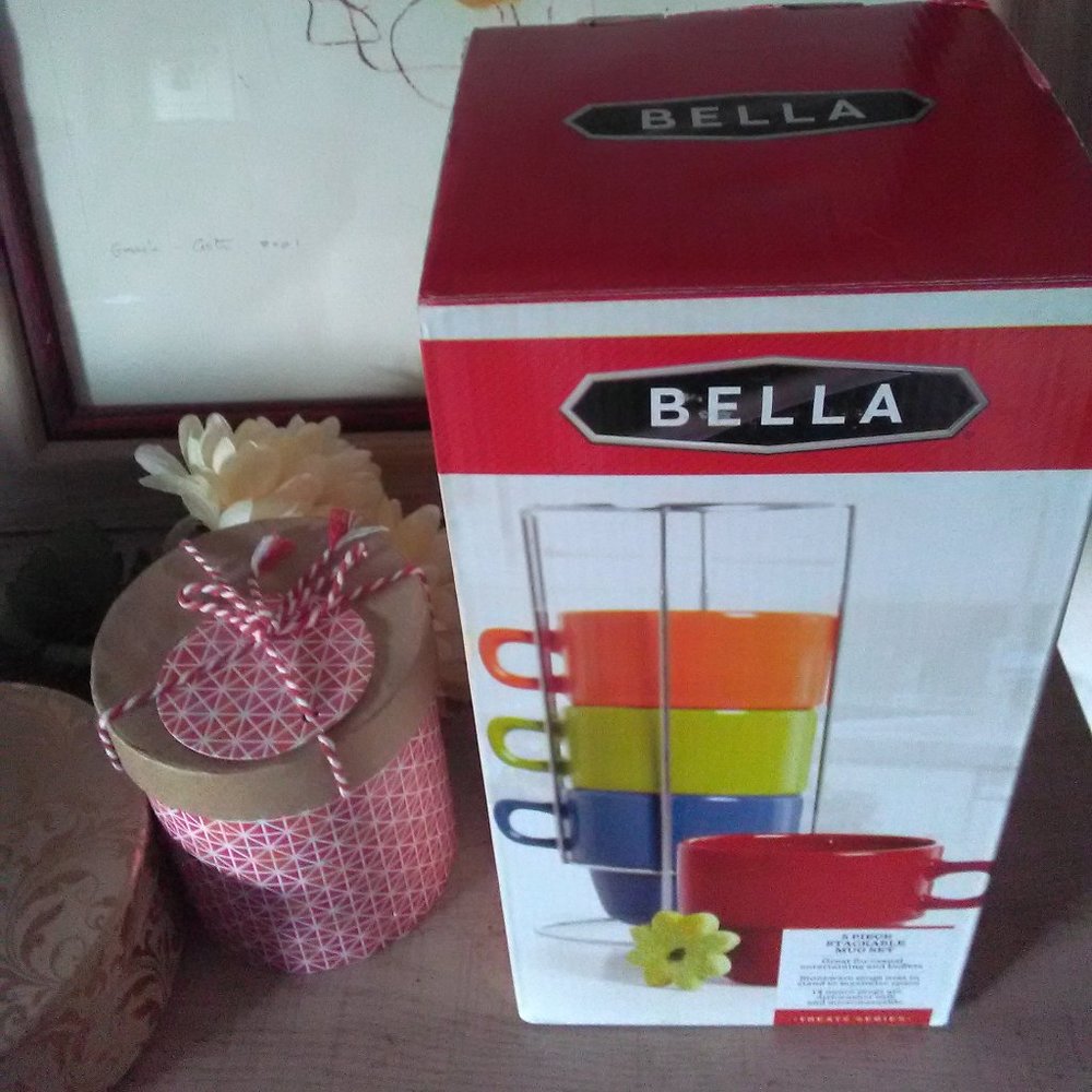 BNIB BELLA 5 Piece Stackable Mug Set